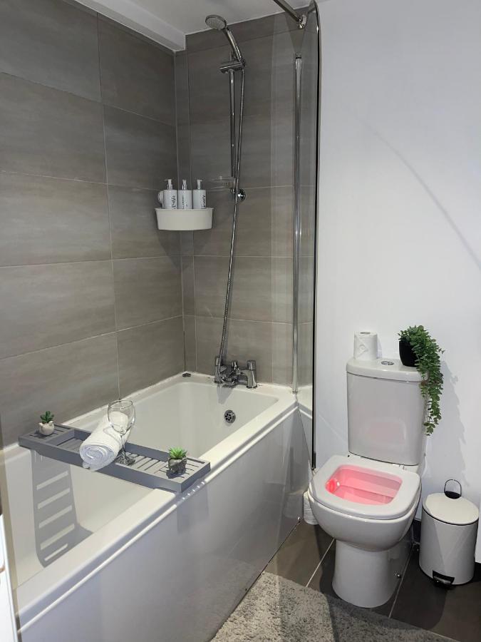 Modern Spacious 1 Bed Flat In Birmingham City Centre With Free Parking, Fast Free Wifi And Netflix Exterior photo